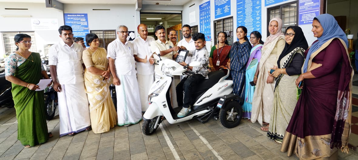 കല്‍പ്പറ്റ ബ്ലോക്ക് പഞ്ചായത്തില്‍ ഭിന്നശേഷിക്കാര്‍ക്ക് സൈഡ് വീല്‍ സ്‌കൂട്ടര്‍ വിതരണം