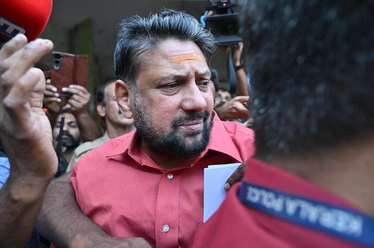 രക്തസമ്മർദ്ദം ഉയർന്ന നിലയിൽ, തന്ത്രി കണ്ഠരര് രാജീവരരെ തിരുവനന്തപുരം മെഡിക്കൽ കോളേജ് ആശുപത്രിയിലേയ്ക്ക് മാറ്റി