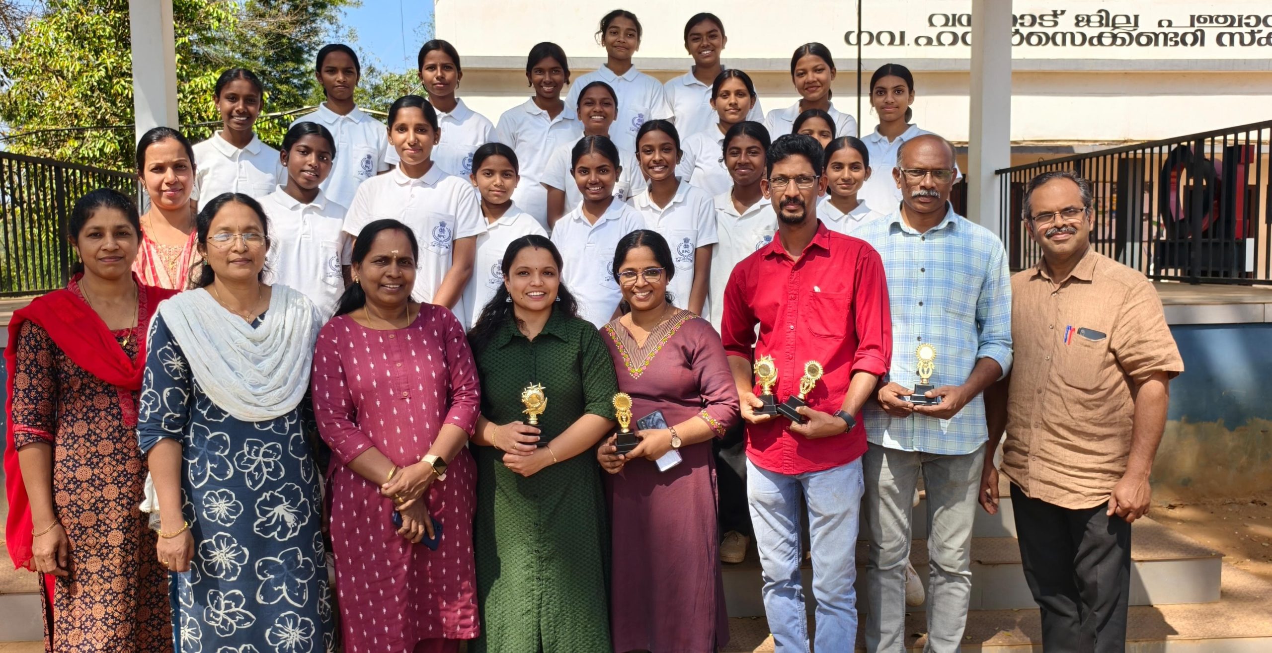 പനമരം സ്കൂളിലെ അനധ്യാപകർക്ക് ആദരവുമായി സ്റ്റുഡന്റ് പോലീസ് കേഡറ്റുകൾ
