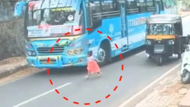 ഓട്ടോയിൽ നിന്ന് കുഞ്ഞ് ഇറങ്ങിയോടിയത് പാഞ്ഞുവരുന്ന ബസിന് മുന്നിലേക്ക്; ഡ്രൈവറുടെ ഇടപെടലിൽ ഒഴിവായത് വൻ ദുരന്തം