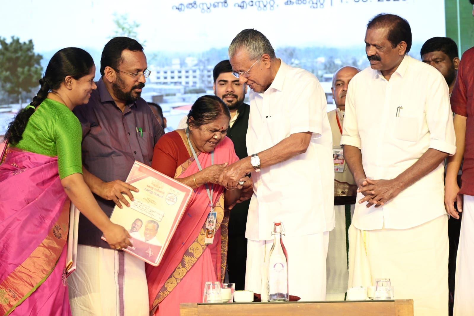 വയനാട് മാതൃക ടൗണ്‍ഷിപ്പിന്റെ ആദ്യഘട്ടം പൂര്‍ത്തിയായി; 178 വീടുകള്‍ മുഖ്യമന്ത്രി കൈമാറി