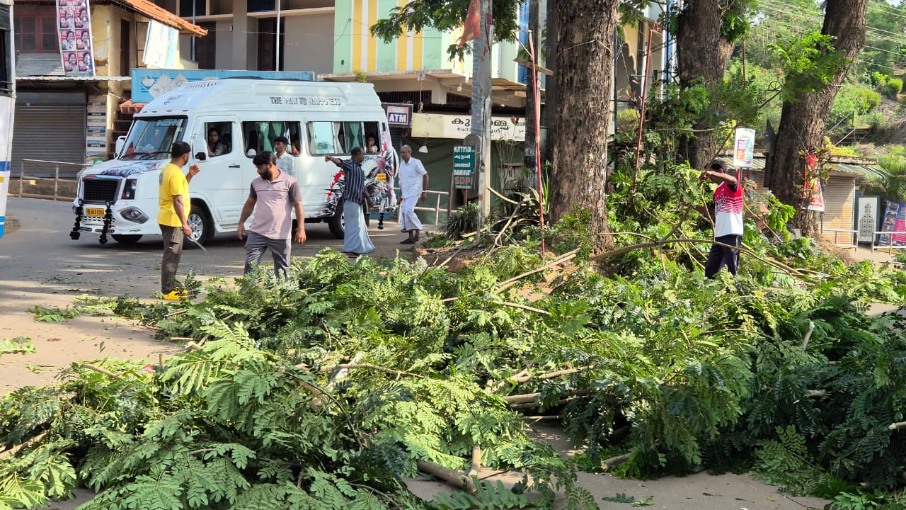 ലോക തൊഴിലാളി ദിനത്തിൽ മാതൃകയായിതരുവണയിലെ ചുമട്ട് തൊഴിലാളികൾ