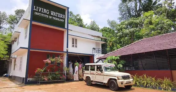 കോഴിക്കറിയിൽ തൂവൽ, ചോര, ചോറിൽ പാറ്റ; മൈസൂരിൽ മലയാളി വിദ്യാർഥികൾക്ക് ദുരിതം: മെസ് അടപ്പിച്ചു