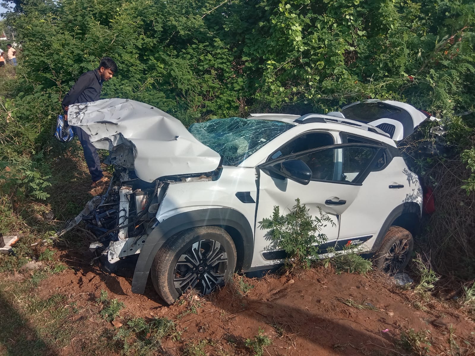 ഗുണ്ടൽപേട്ട് വാഹനാപകടം: ഊട്ടിയിലേക്ക് പോയ മലയാളികളിൽ 3 പേർക്ക് ദാരുണാന്ത്യം, മരിച്ചവരിൽ മൂന്നര വയസ്സുകാരനും