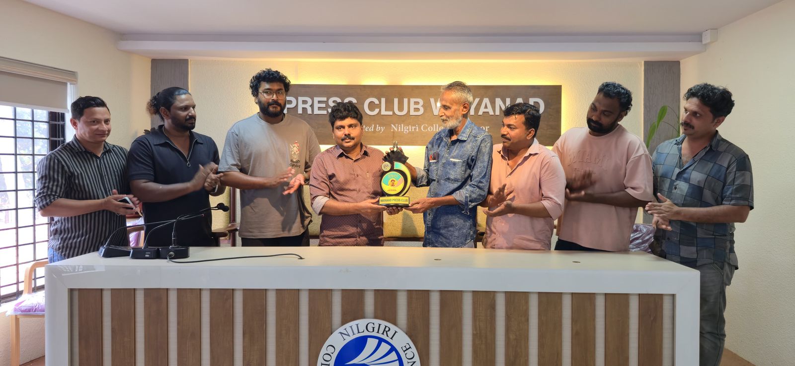 ജില്ലാ ഇൻഫർമേഷൻ ഓഫീസർക്ക് യാത്രയയപ്പ് നൽകി