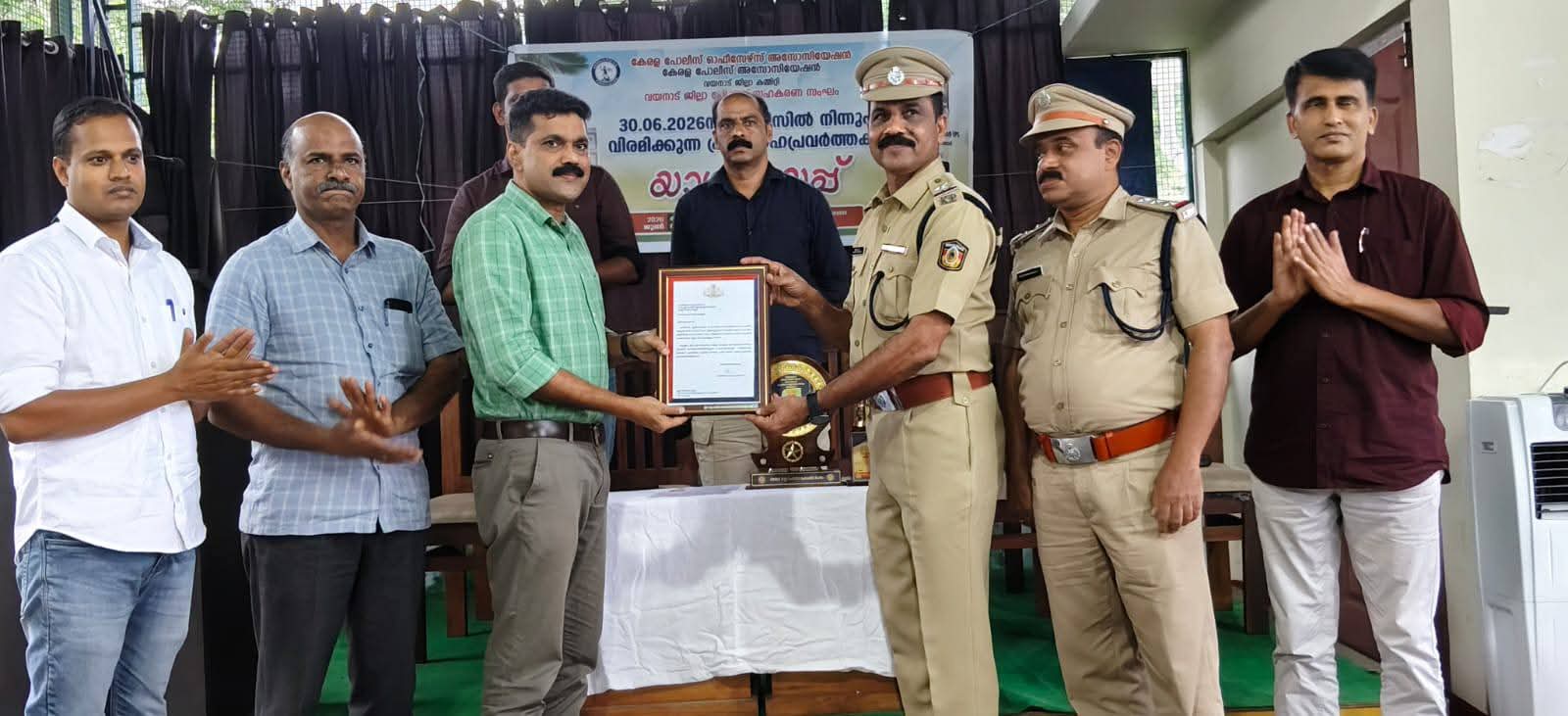 33 വർഷത്തെ സേവനത്തിന് ശേഷം SI ഒ.എസ്. ബെന്നിക്ക് വയനാട് പോലീസിന്റെ സ്നേഹോഷ്മള യാത്രയയപ്പ്