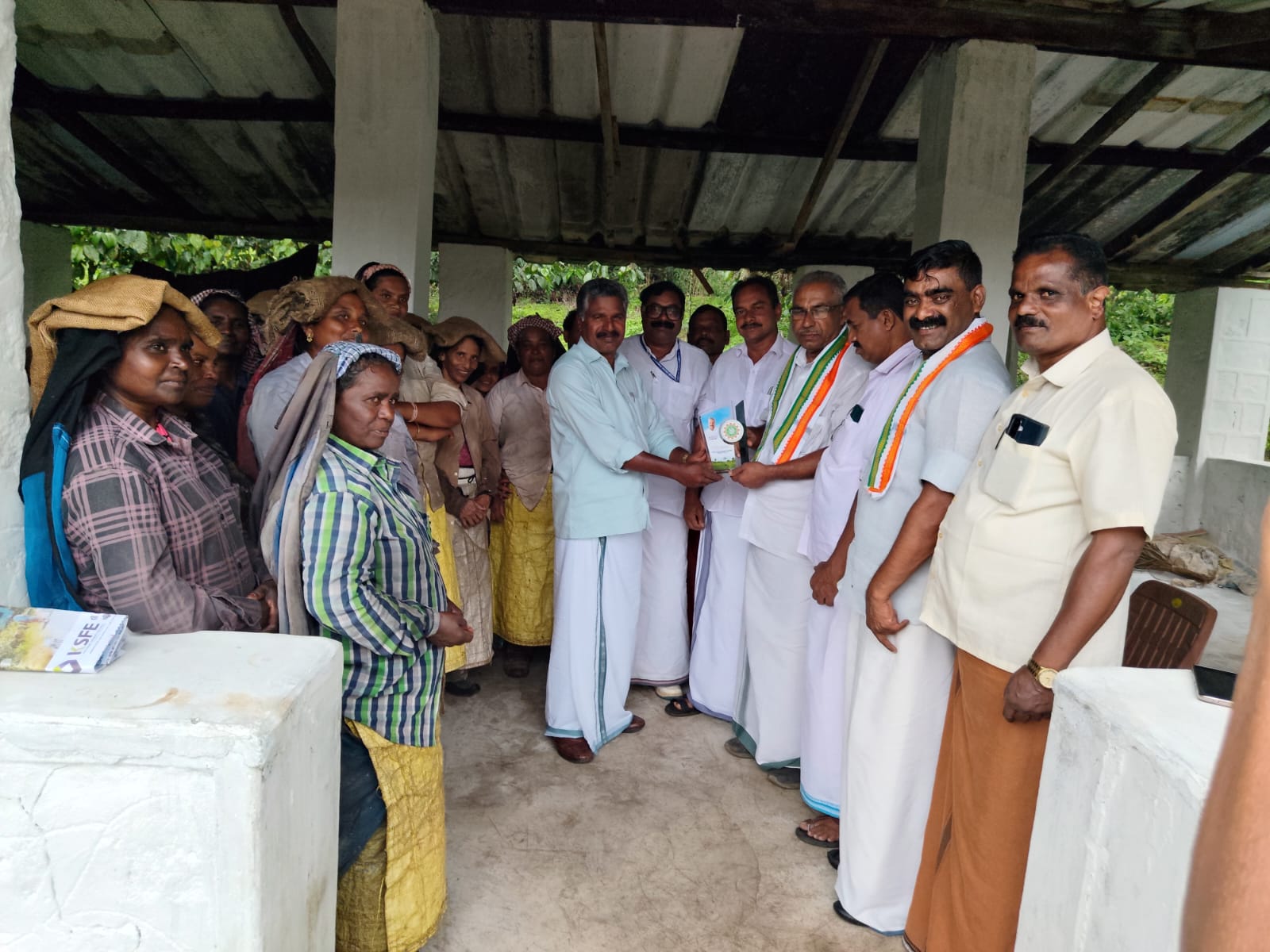 ദീർഘകാലത്തെ സർവീസിന് ശേഷം വിരമിക്കുന്ന കെ ബാലന് മലബാർ എസ്റ്റേറ്റ് വർക്കേഴ്സ് യൂണിയൻ ഐഎൻടിയുസി യാത്രയയപ്പ് നൽകി