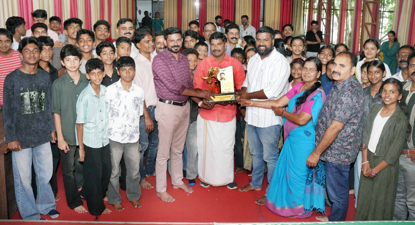 യാത്രയയപ്പ് നൽകി
