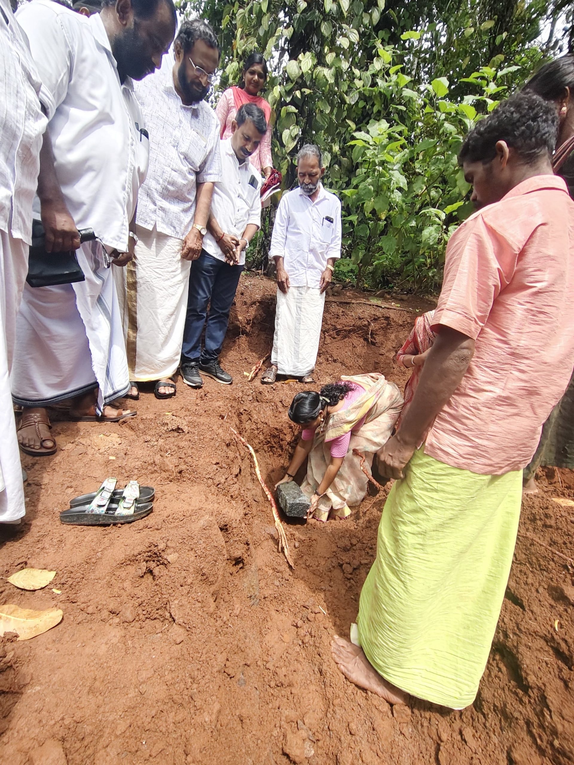 വീടുകൾക്ക് തറക്കല്ലിട്ടു