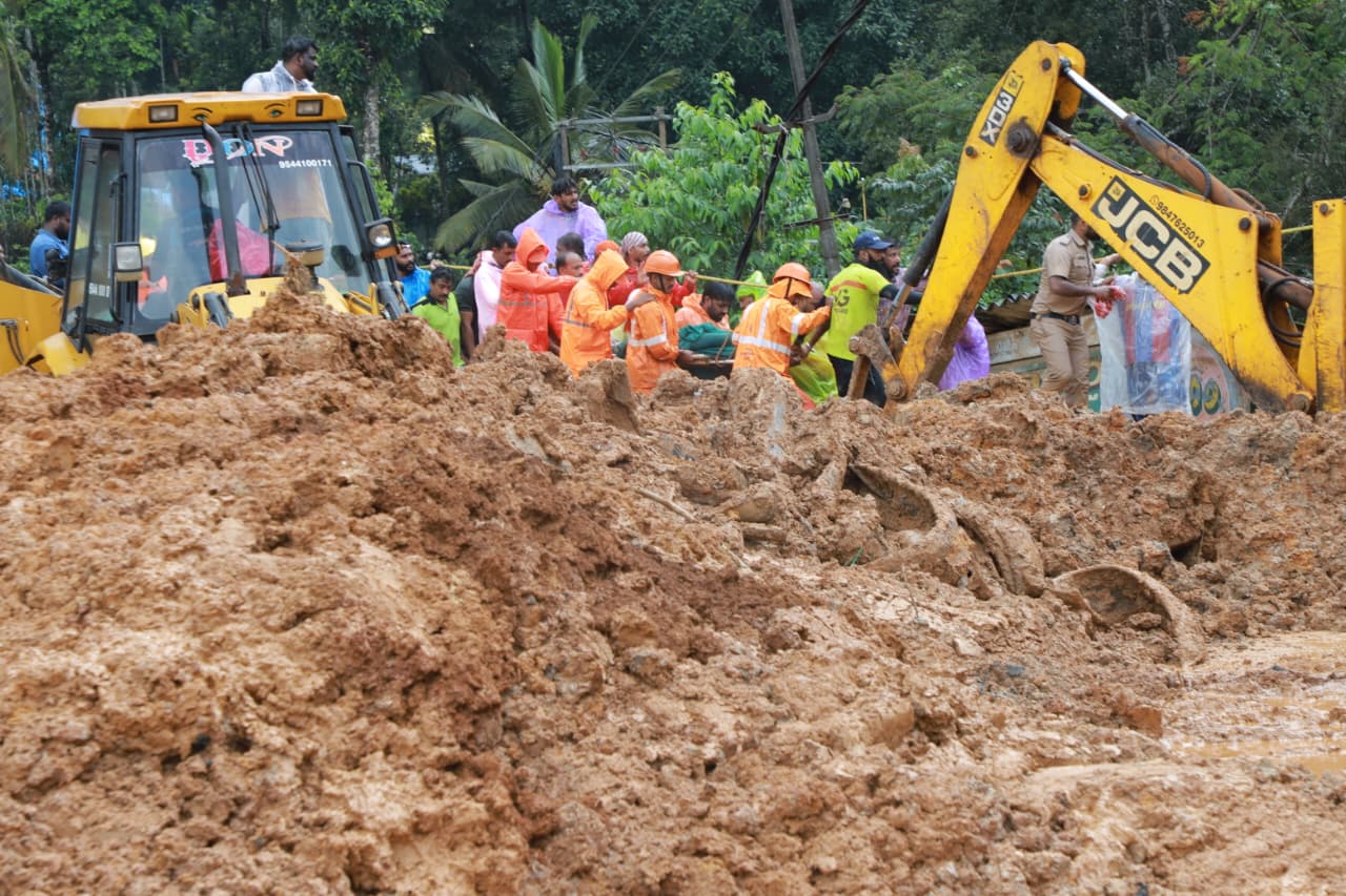 മണ്ണിനടിയില്‍ ജീവന്റെ തുടിപ്പുണ്ടോ? കണ്ടെത്താന്‍ ‘മൂവ്‌മെന്റ് ലൊക്കേറ്റിംഗ് ക്യാമറകളും’; രണ്ട് കെഡാവര്‍ നായ്ക്കളെയും എത്തിച്ച് രക്ഷാപ്രവര്‍ത്തനം; മീനാക്ഷി എസ്റ്റേറ്റില്‍ താമസിക്കുന്ന 21 കുടുംബങ്ങളെ മാറ്റിപ്പാര്‍പ്പിച്ചു