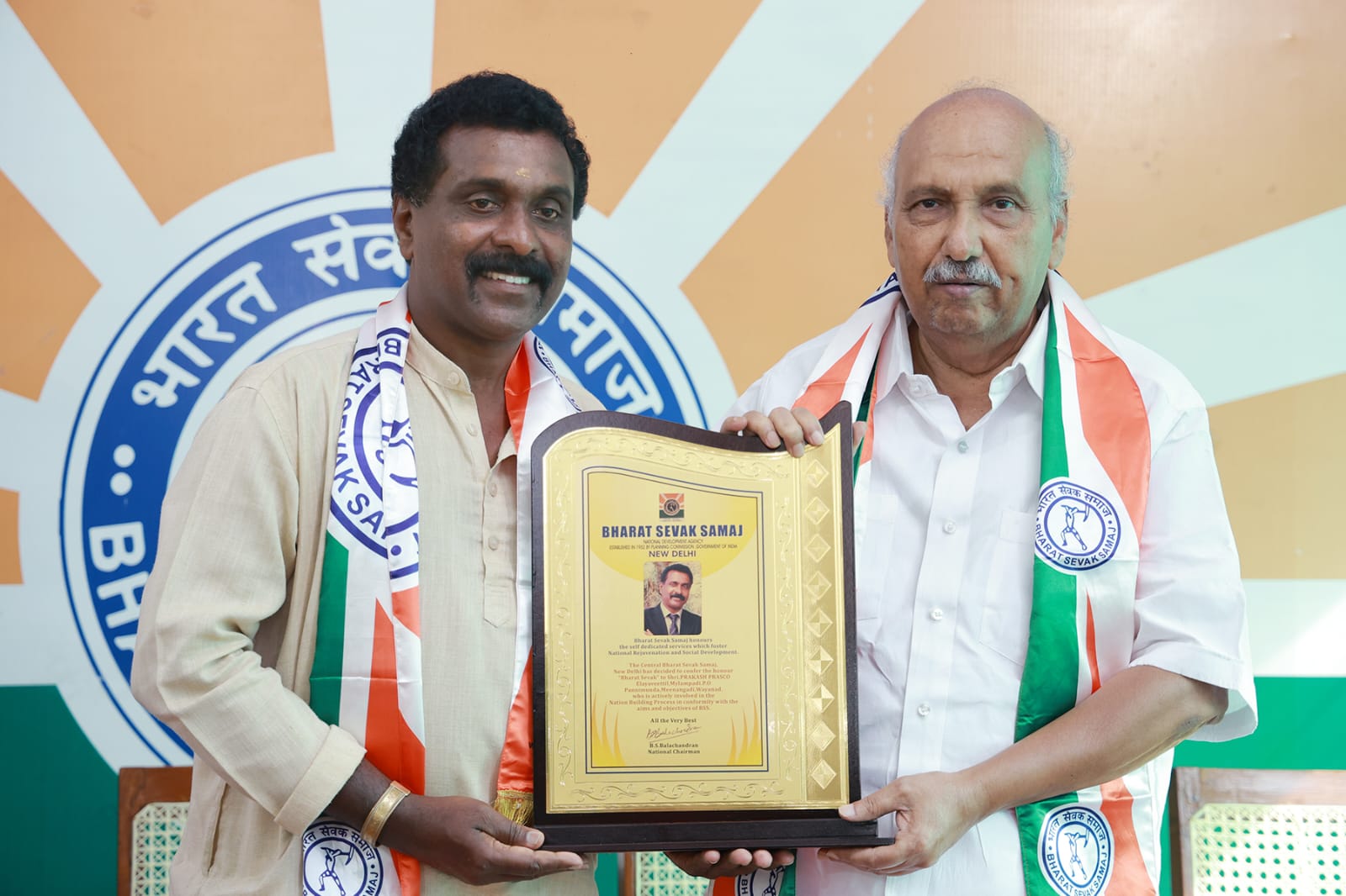 ഭാരത് സേവക് ദേശീയ പുരസ്‌കാരം പ്രകാശ് പ്രാസ്കോ മീനങ്ങാടിക്ക്‌
