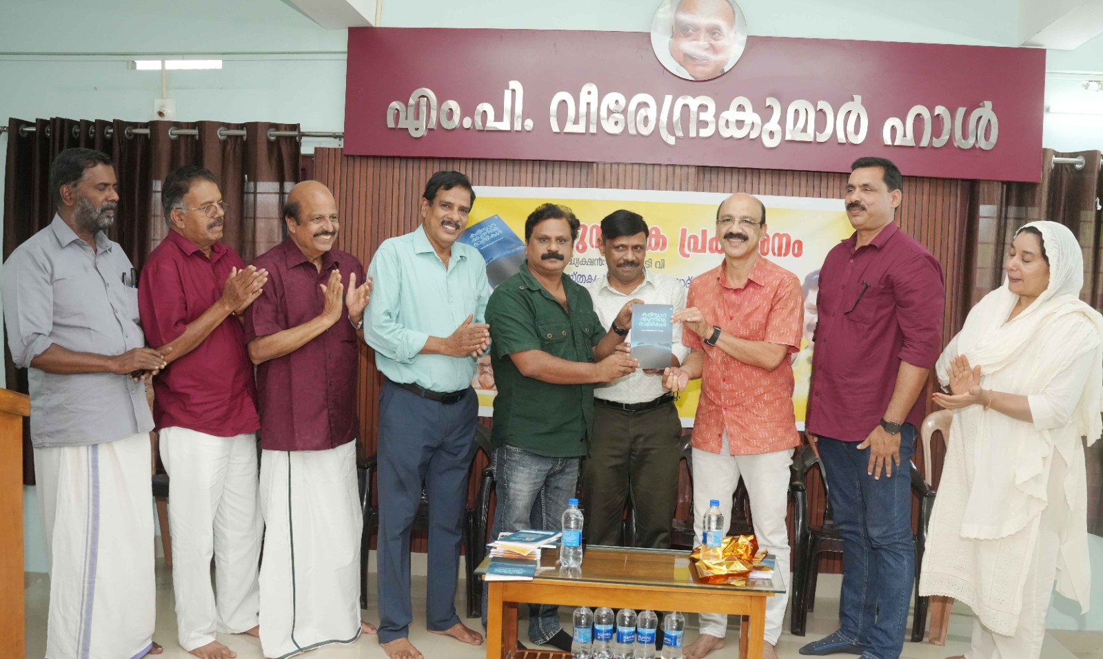 കരിമ്പാറക്കുന്നിലെ രാത്രികൾ പ്രകാശനം ചെയ്തു