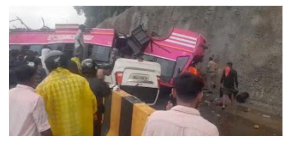 മലപ്പുറം കുറ്റിപ്പുറത്ത് സ്വകാര്യ ബസ് തലകീഴായി മറിഞ്ഞ് അപകടം, ഒരാൾ മരിച്ചു,മൂന്ന് പേരുടെ നില ഗുരുതരം