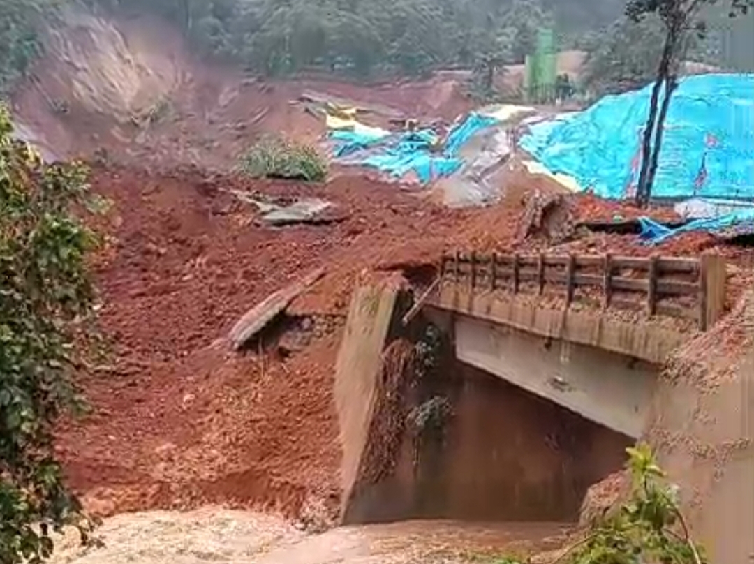 മണ്ണിടിച്ചില്‍: മന്ത്രിമാര്‍ക്ക് അടിയന്തര നിര്‍ദേശവുമായി മുഖ്യമന്ത്രി; `ഉടൻ വയനാട്ടിലെത്തണം’, മന്ത്രി ടി സിദ്ദിഖുമായി കൂടിക്കാഴ്ച നടത്തി വി ഡി സതീശന്‍