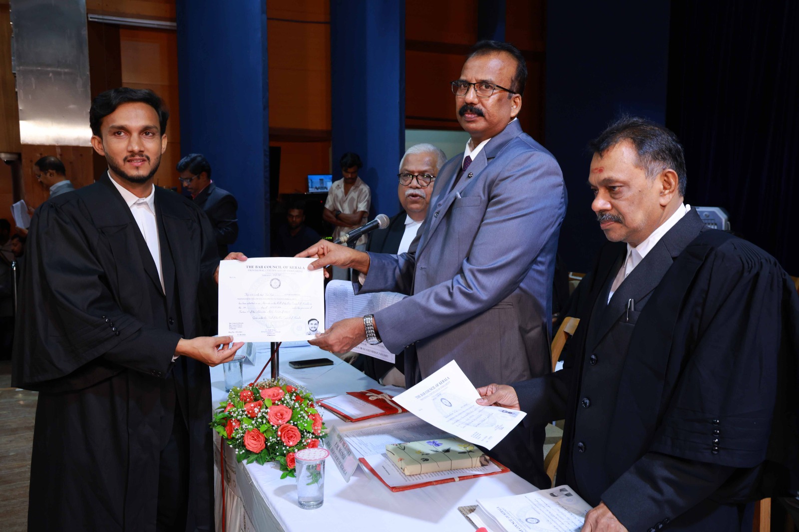 പൊതുപ്രവർത്തന തിരക്കിനിടയിൽ നിയമബിരുദവും; അഭിഭാഷകനായി എൻറോൾ ചെയ്ത് ജുനൈദ് കൈപ്പാണി