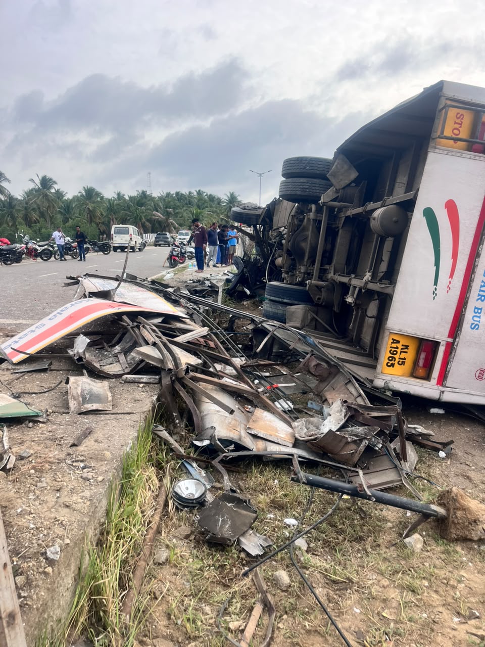 കോഴിക്കോട്-ബെംഗളൂരു KSRTC ബസ് നിയന്ത്രണം വിട്ട് തലകീഴായി മറിഞ്ഞു; ഡ്രൈവർക്കും കണ്ടക്ടർക്കും ദാരുണാന്ത്യം