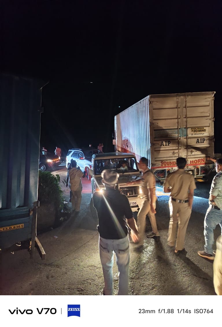 താമരശ്ശേരി ചുരം ഏഴാം വളവിൽ കണ്ടെയ്‌നർ ലോറി സംരക്ഷണ ഭിത്തിയിലിടിച്ചു; വൻ ഗതാഗതക്കുരുക്ക്