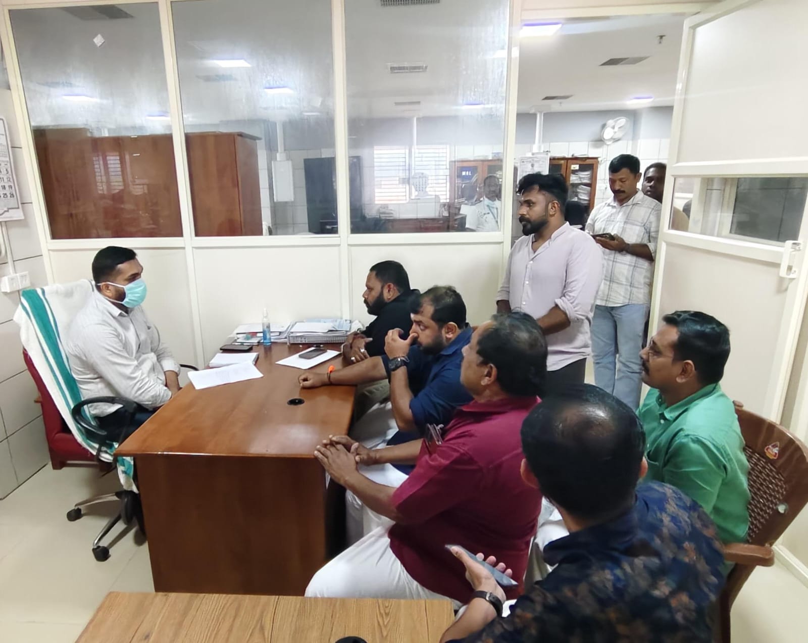 മെഡിക്കൽ കോളേജിൽ ടെസ്റ്റുകൾ മുടങ്ങി , പ്രതിഷേധവുമായി യുവമോർച്ച .