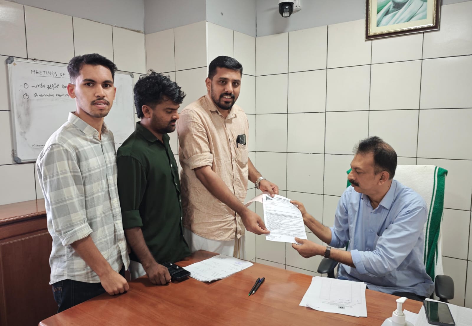 മാനന്തവാടി മെഡിക്കൽ കോളേജിൽ രോഗിസൗഹൃദ സംവിധാനം ഉറപ്പാക്കണം: യങ് ഡെമോക്രാറ്റ്സ് സൂപ്രണ്ടിന് നിവേദനം നൽകി.