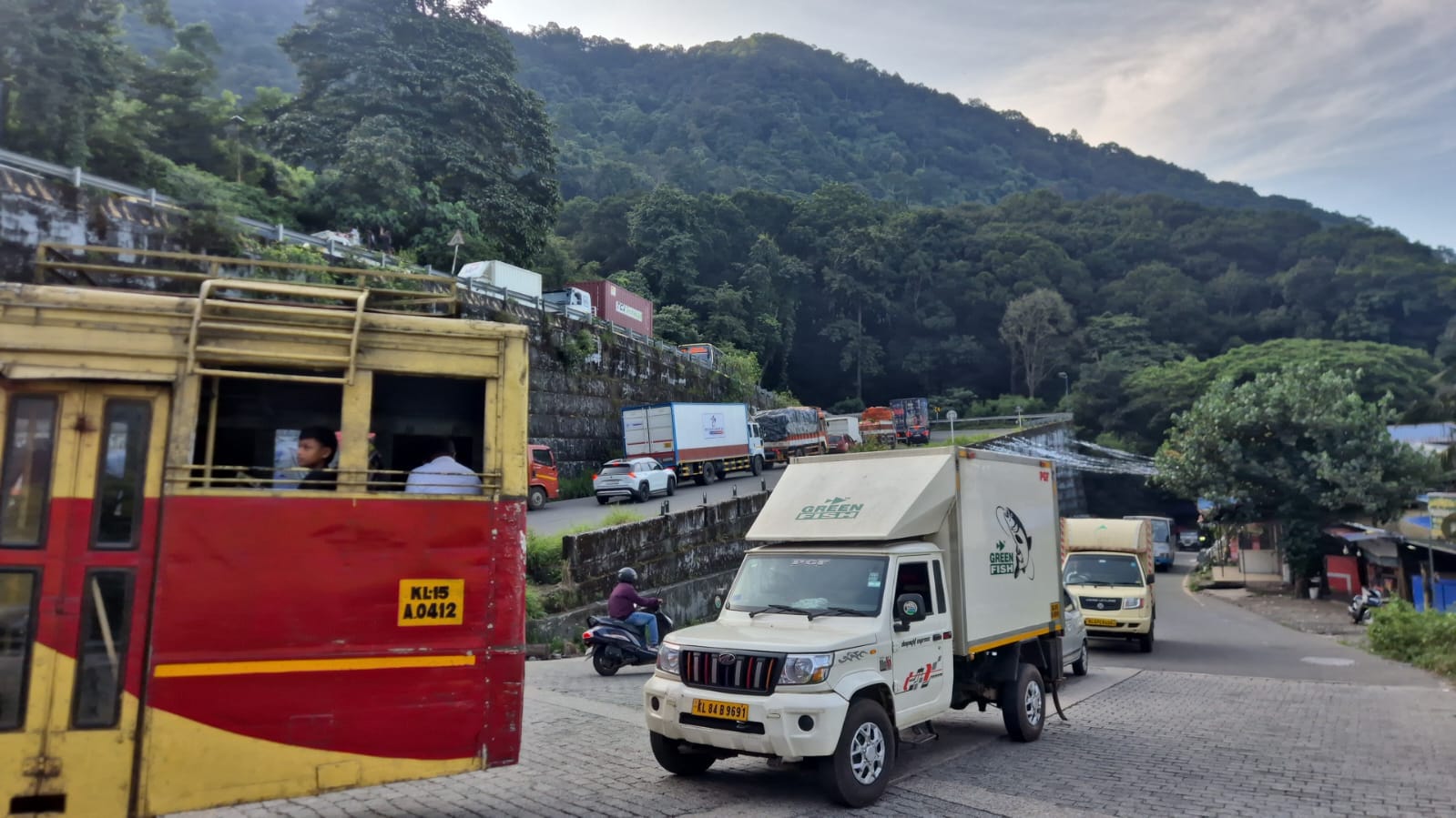 താമരശ്ശേരി ചുരത്തിൽ അതിരൂക്ഷമായ ഗതാഗതക്കുരുക്ക് തുടരുന്നു; വാഹനനിര അടിവാരവും ലക്കിടിയും കടന്നു