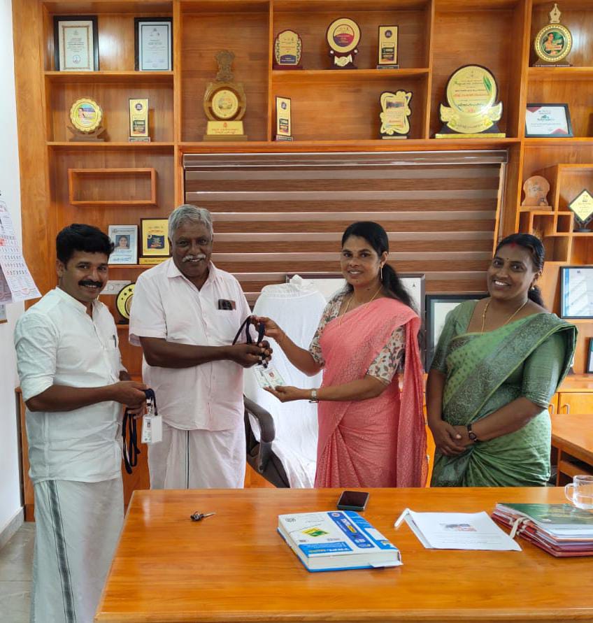 പുൽപ്പള്ളി ഷൂട്ടേഴ്‌സ് പാനലിന്റെ പുതുക്കിയ ഐഡി കാർഡുകൾ വിതരണം ചെയ്തു